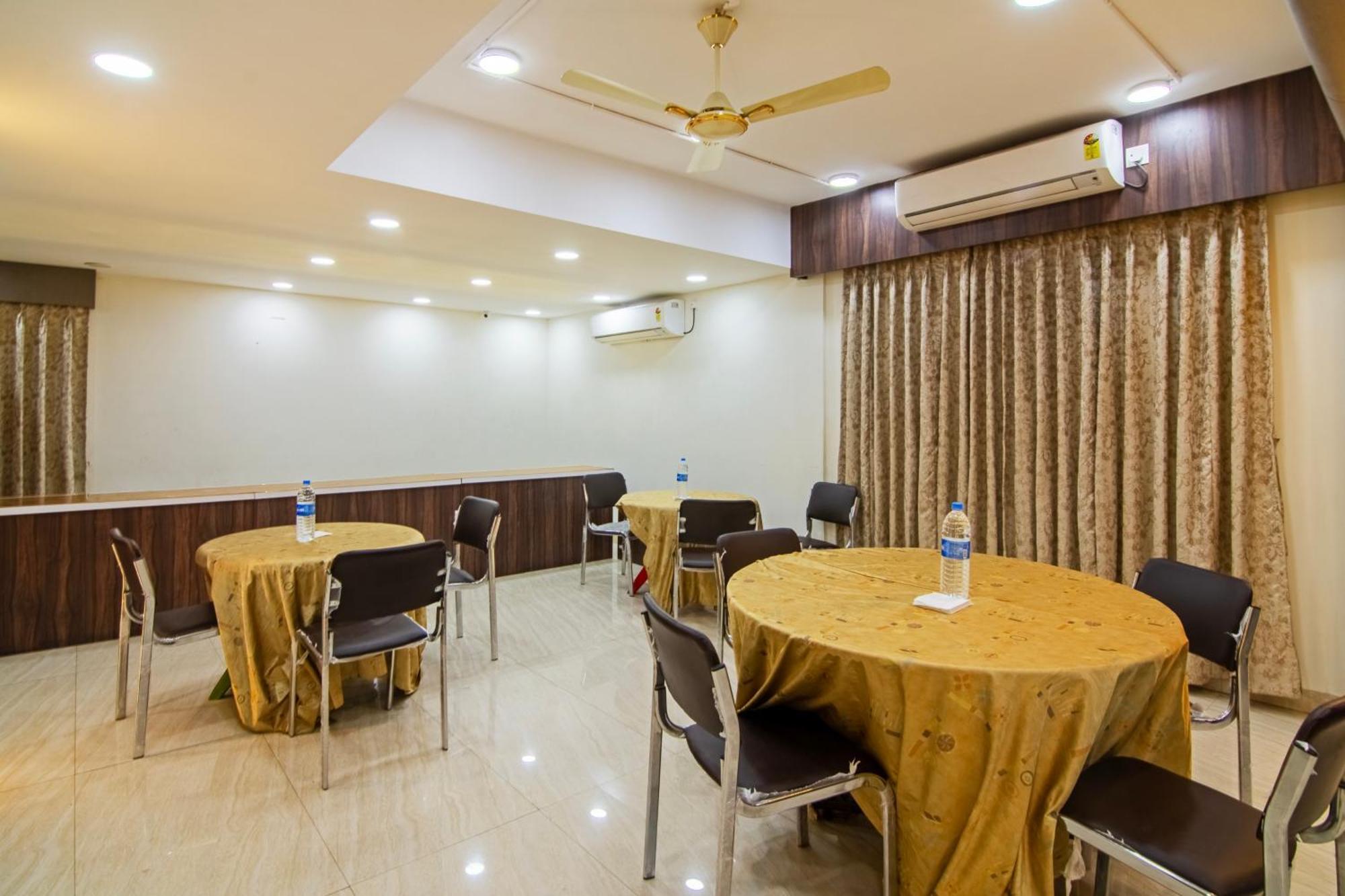 Treebo Petals Banquet & Suites - Калькутта Экстерьер фото